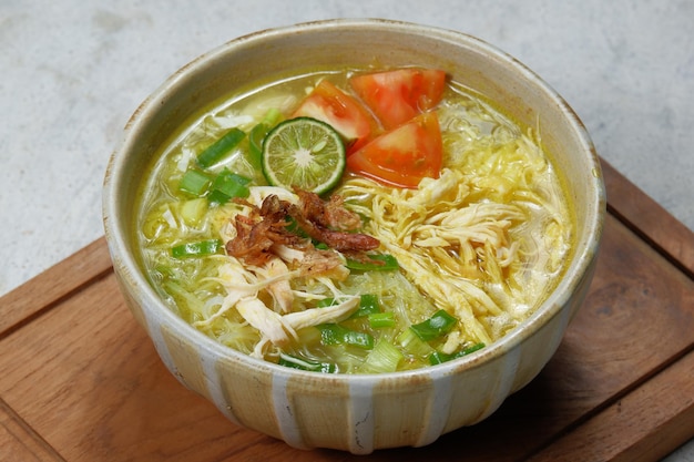 Soto Ayam ist ein typisch indonesisches Essen in Form einer Art Hühnersuppe mit einer gelblichen Soße