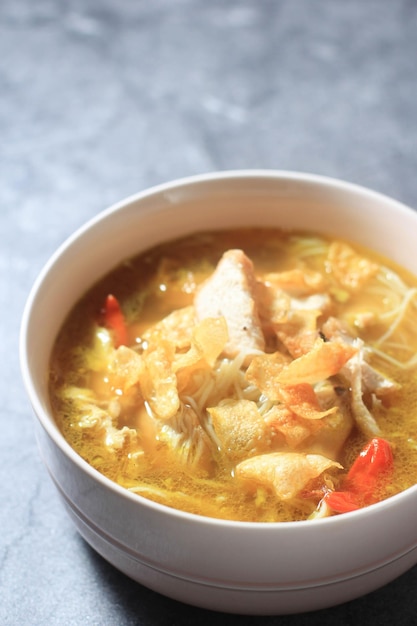 Soto Ayam Kuning es el estilo de sopa de pollo amarillo, uno de los platos populares de Indonesia