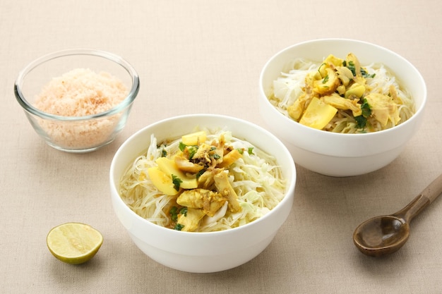 Foto soto ayam lamongan traditionelle hühnersuppe aus indonesien