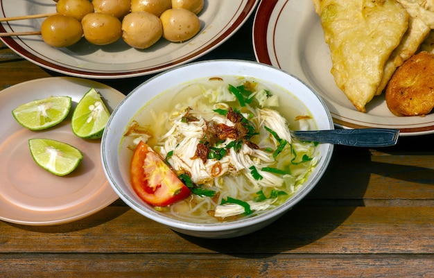 Soto Ayam, uma deliciosa canja de galinha tradicional da Indonésia