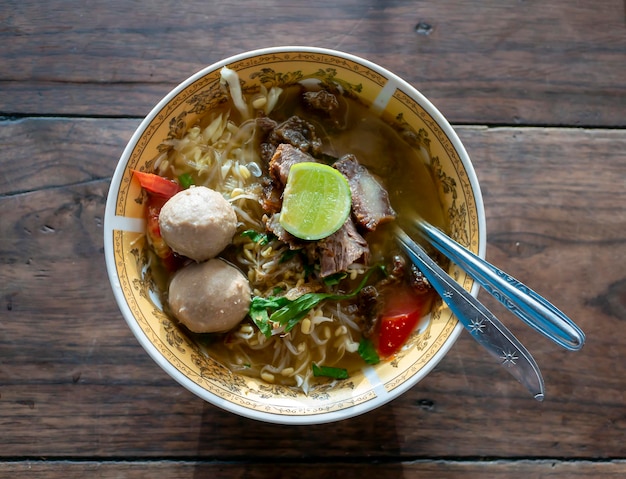 Soto Bakso, una sopa de carne tradicional indonesia con albóndigas