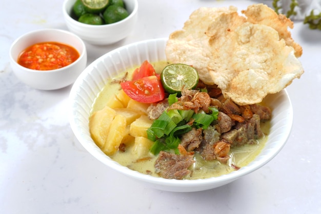 Soto Betawi, sopa tradicional de carne e vísceras de Betawi, Jacarta.