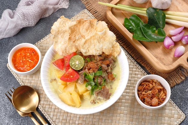 Soto Betawi, sopa tradicional de ternera y vísceras de Betawi, Yakarta.