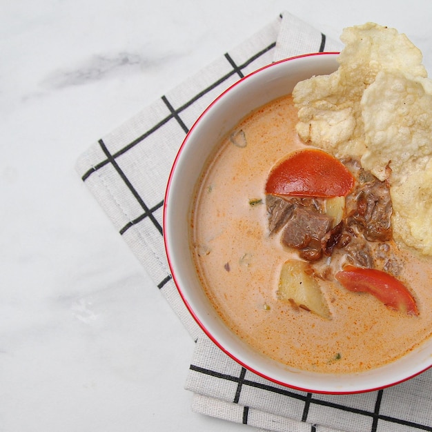 Soto Betawi. Traditionelle Rindfleisch- und Innereiensuppe aus Betawi, Jakarta.