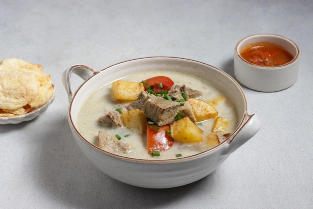 Soto Daging Betawi. Traditionelle Rindfleisch- und Innereiensuppe aus Betawi, Jakarta.