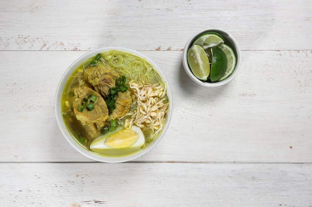 Soto Sapi o Soto Daging, es una sopa especial de Indonesia, hecha de caldo de res con chuleta de carne.