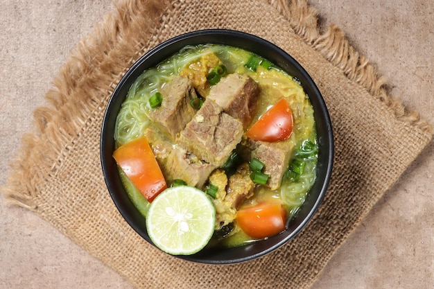 Soto Sapi oder Soto Daging, ist eine indonesische Spezialsuppe aus Rinderbrühe mit Fleischkotelett.