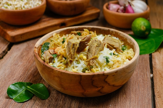 Soto sapi ou soto daging, é uma sopa especial da indonésia. este prato feito de caldo de carne com costeleta de carne. menu popular para idul adha ou diário