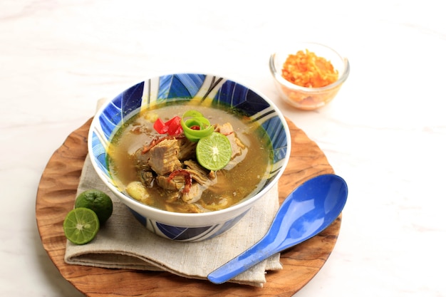 Soto Sapi ou Soto Daging, é uma sopa especial da Indonésia. Este prato feito de caldo de carne com costeleta de carne. Servido em tigela de cerâmica branca e azul. Menu popular para Idul Adha