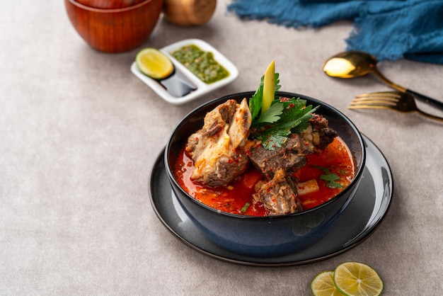 Soto Tangkar ist Betawi-Essen. Der Name Tangkar selbst ist ein Begriff für Rinderrippen in der Betawi-Sprache.