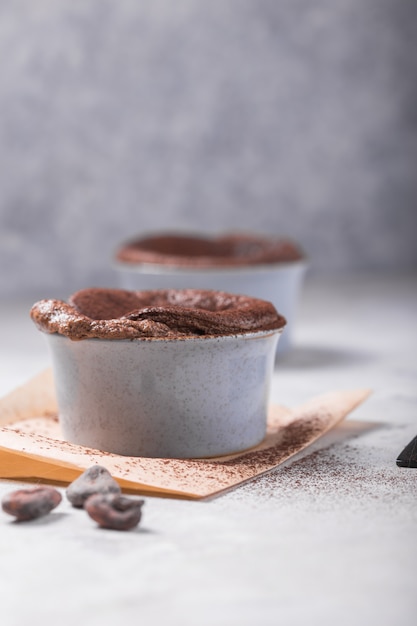 Foto souffle de chocolate con arándanos congelados. postre tradicional francés.