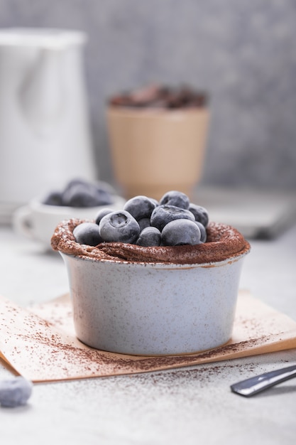 Souffle de chocolate con arándanos congelados. Postre tradicional francés.