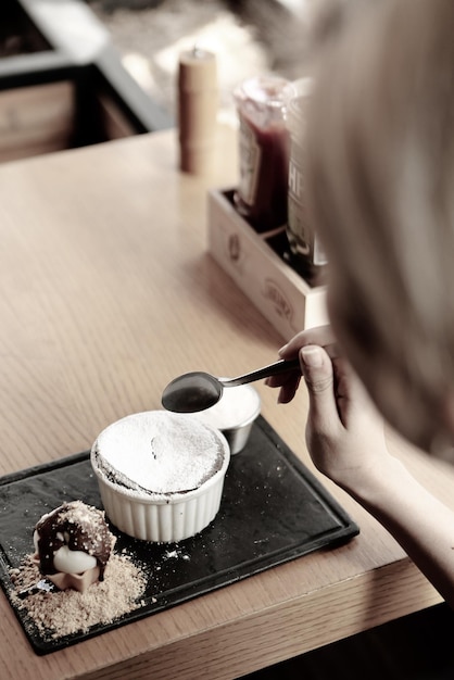 Soufflé de chocolate con helado