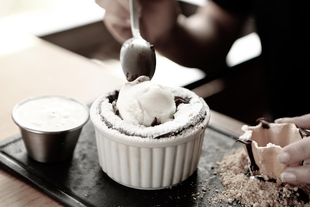 Soufflé de chocolate con helado