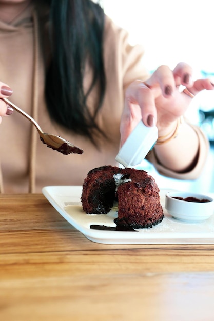 Foto soufflé de chocolate con helado