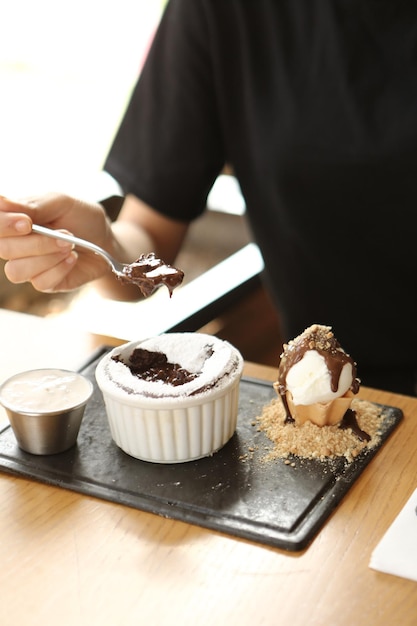 Soufflé de chocolate con helado