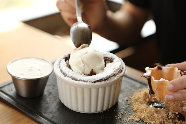 Soufflé de chocolate con helado