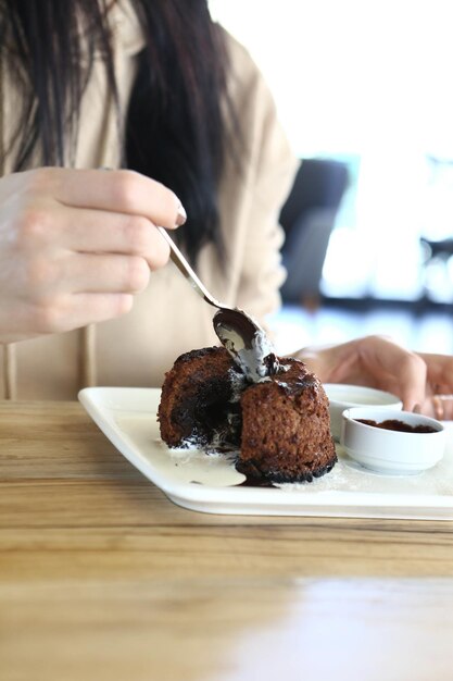 Foto soufflé de chocolate con helado