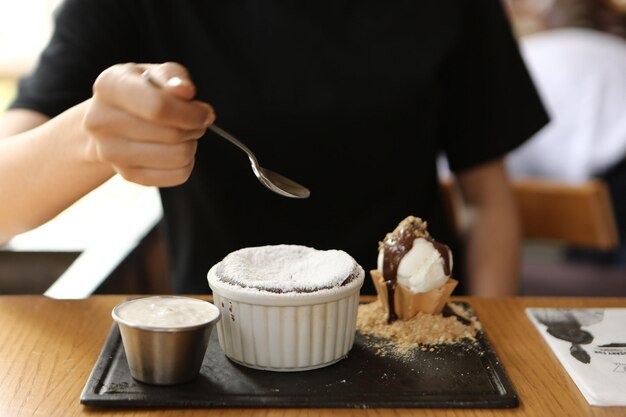 Soufflé de chocolate con helado