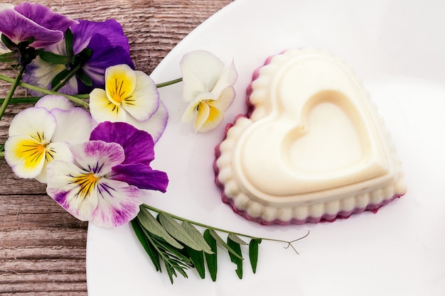 Souffle en forma de corazón con requesón, agar-agar y crema.