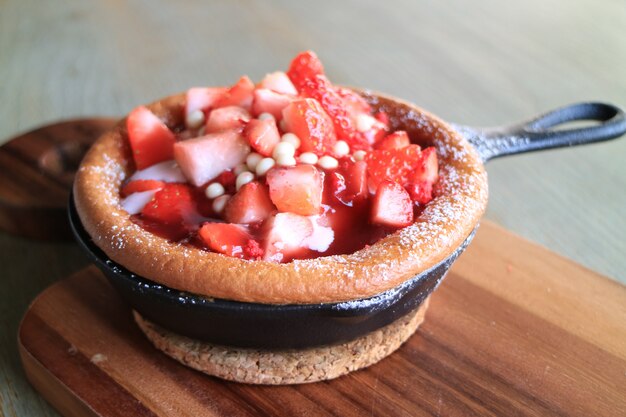 Souffle de fresa fresca servido en una bandeja de madera