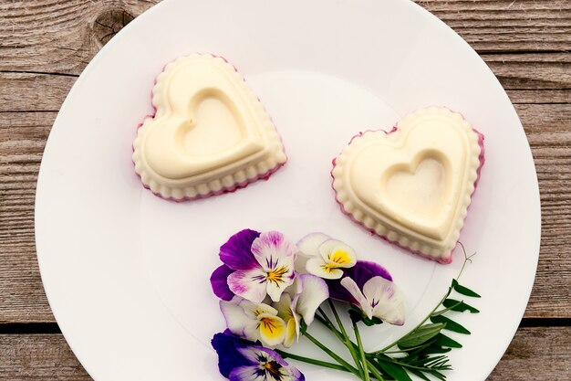 Foto souffle in form eines herzens mit hüttenkäse, agar-agar und sahne