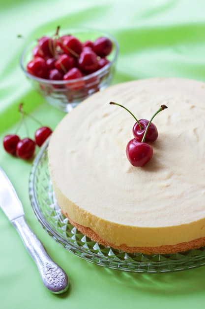 Foto souffle de leche y pastel de chocolate blanco con cereza fresca
