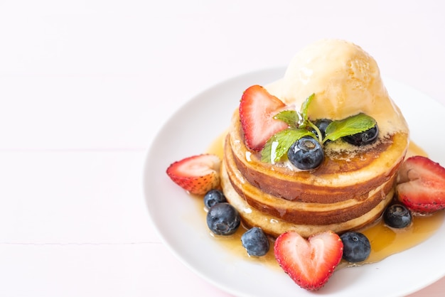 Souffle Pancake mit Heidelbeeren, Erdbeeren, Honig und Vanilleeis