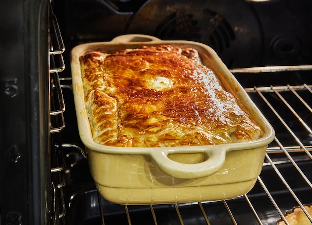 El soufflé de papas, calabacín, coliflor y queso amarillo se hornea al horno.