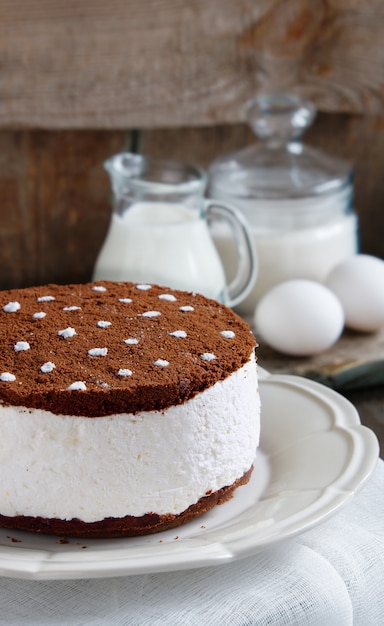 Souffle de pastel con crema y migas de galleta de chocolate.