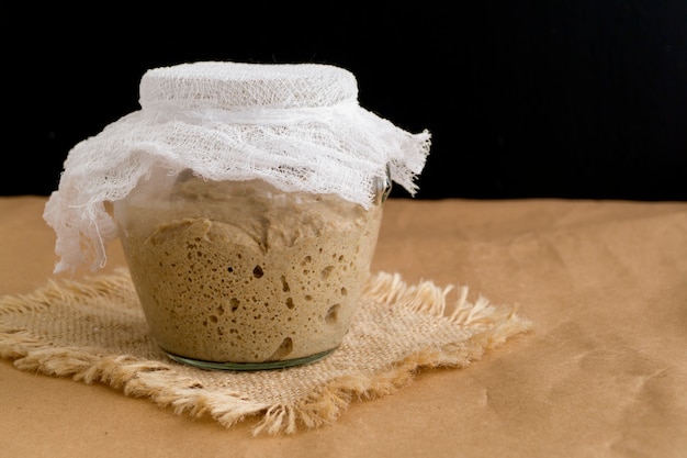 Sourdough ativo do centeio em um frasco de vidro para o pão caseiro.