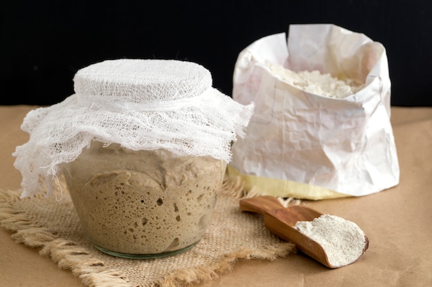 Sourdough ativo do centeio em um frasco de vidro para o pão caseiro.