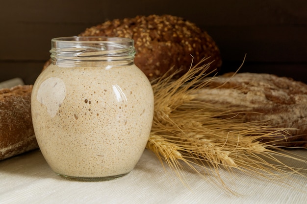 Sourdough ativo do centeio em um frasco de vidro para o pão caseiro.