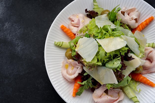 Sous-vide-Putensalat mit Gemüse