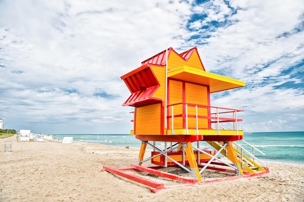 South beach, miami, florida. rettungsschwimmerhaus im farbenfrohen art-deco-stil am bewölkten blauen himmel in miami south beach und atlantik im hintergrund, weltberühmter reiseort