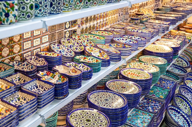 Souvenirs im arabischen Viertel der Altstadt von Jerusalem in der Nähe der Grabeskirche und des Felsendoms