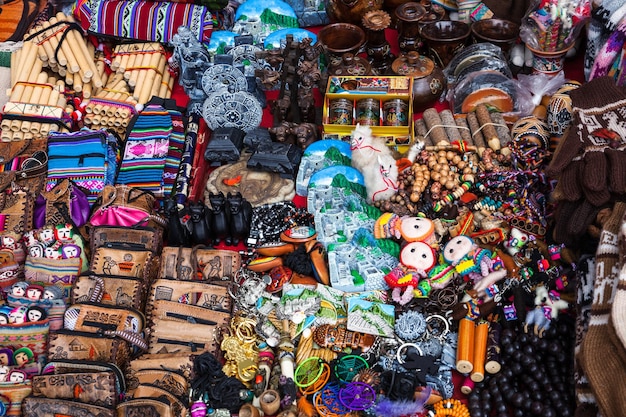 Souvenirs in einem Straßenmarkt