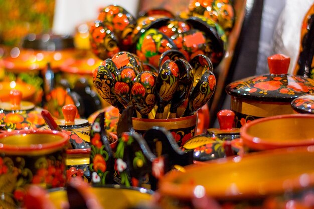 Souvenirs rusos a la venta en el mercado navideño de Belgrado
