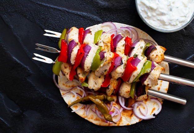 Souvlaki de frango grelhado tradicional grego com molho Tzatziki e pão pita