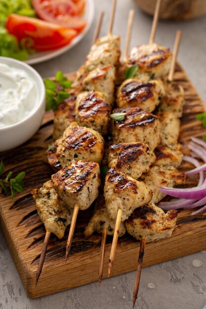 Foto souvlaki de pollo griego con tzatziki