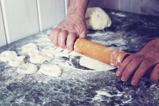 Sove a massa de farinha tonificada