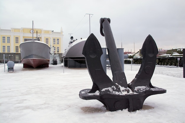 Sowjetische Kriegsschiffe und ein U-Boot. Russische Militärausrüstung.