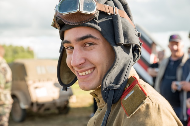 Sowjetischer Soldat mit Helm und Schutzbrille