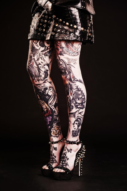 Soy dueño de mi estilo de pies a cabeza Foto de estudio de las piernas tatuadas de una mujer