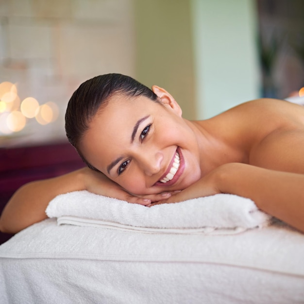 Soy más feliz cuando estoy en una mesa de masaje Foto de una mujer atractiva disfrutando de un día en un spa de salud