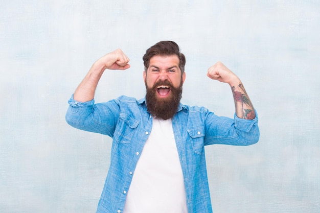 Soy poderoso ganador todos los días Moda masculina hipster maduro feliz con barba brutal hipster caucásico con bigote expresa felicidad siente éxito después de la barbería Hombre barbudo celebra el éxito