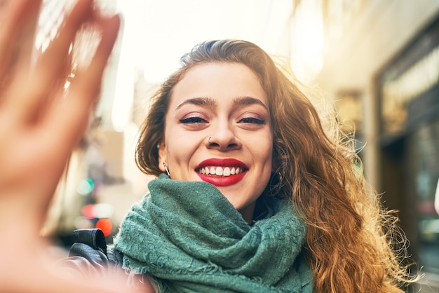 Esta soy yo en mi momento más feliz Toma de una mujer joven y atractiva en la ciudad