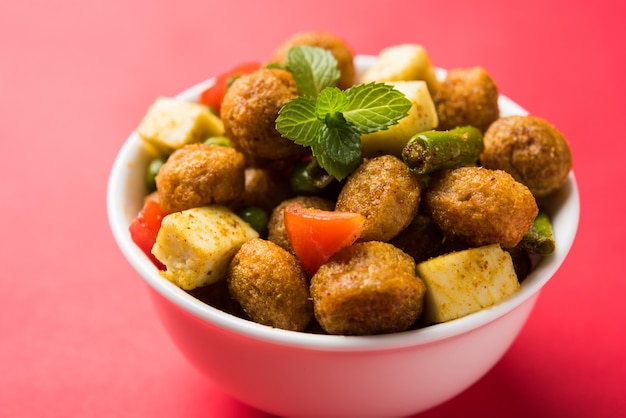 Soya Chunks Masala Fry OU Meal Maker Fry usando paneer ou cubos de queijo cottage e vegetais. Receita de lanche saudável popular da Índia. Servido em uma tigela. Foco seletivo