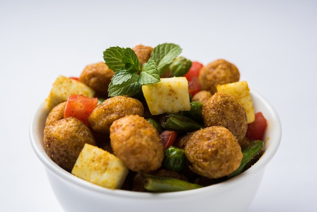 Soya Chunks Masala Fry OU Meal Maker Fry usando paneer ou cubos de queijo cottage e vegetais. Receita de lanche saudável popular da Índia. Servido em uma tigela. Foco seletivo