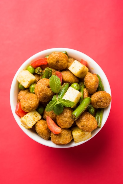 Soya Chunks Masala Fry OU Meal Maker Fry usando paneer ou cubos de queijo cottage e vegetais. Receita de lanche saudável popular da Índia. Servido em uma tigela. Foco seletivo